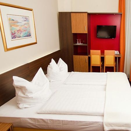 Hotel Tourist Francfort-sur-le-Main Extérieur photo
