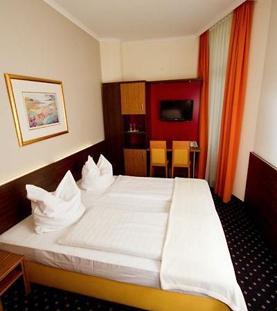 Hotel Tourist Francfort-sur-le-Main Extérieur photo