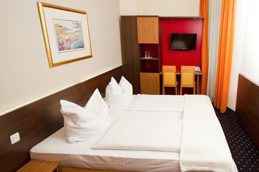 Hotel Tourist Francfort-sur-le-Main Extérieur photo