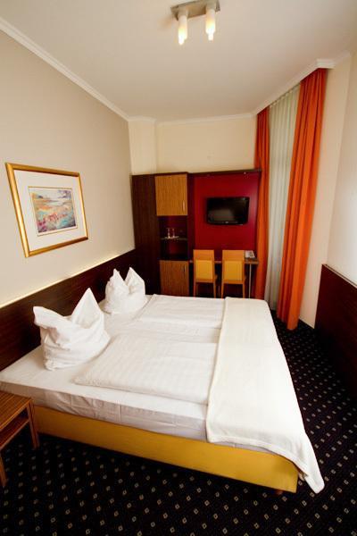 Hotel Tourist Francfort-sur-le-Main Extérieur photo